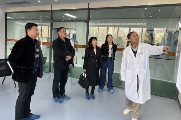 米教授为科协张主席介绍企业发展历程 米教授为科协张主席介绍企业发展历程.jpg