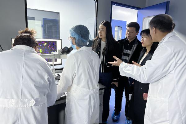 米教授为科协张主席讲解k1体育生物医疗CTC技术 米教授为科协张主席讲解k1体育生物医疗CTC技术.jpg